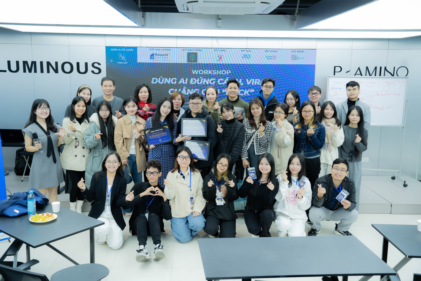 Ban tổ chức chụp ảnh cùng diễn giả và một số người tham gia chương trình. Ban tổ chức chụp ảnh cùng diễn giả và một số người tham gia chương trình.