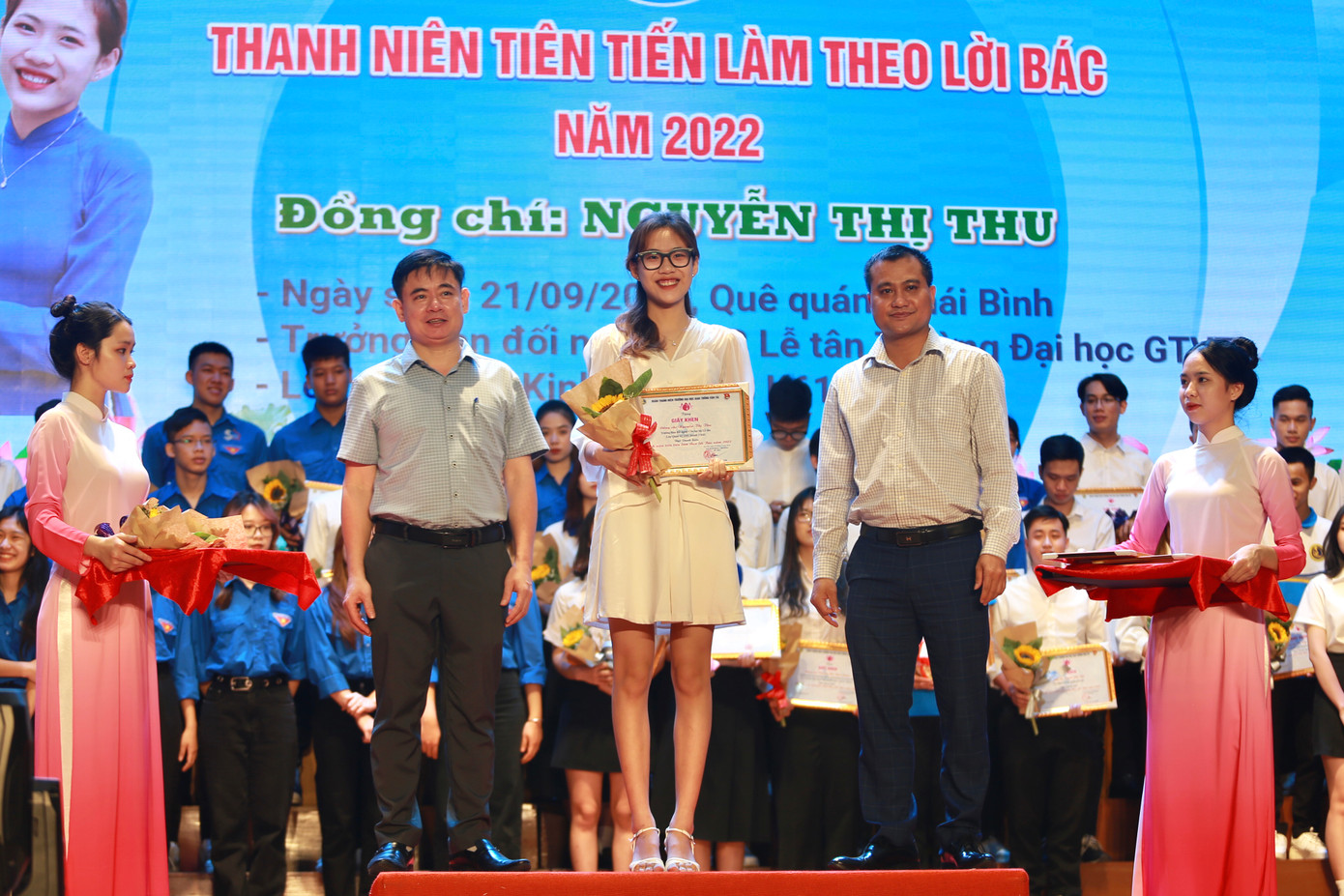 Nguyễn Thu vinh dự đạt danh hiệu Thanh niên tiên tiến làm theo lời Bác.