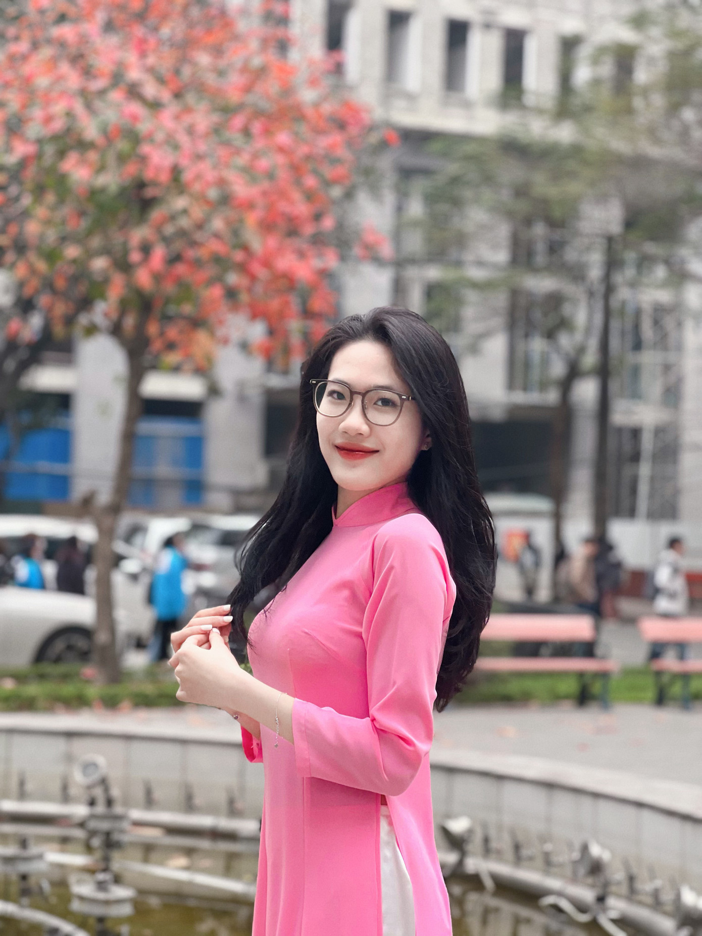 Nguyễn Thị Thu sinh ra và lớn lên tại Thái Thụy (tỉnh Thái Bình), đang là sinh viên năm cuối Ngành Quản trị Kinh doanh của Trường Đại học Giao thông Vận tải.