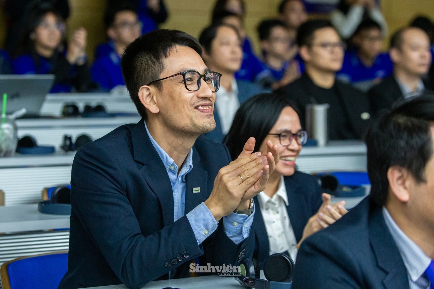 Nhiều cựu sinh viên, học viên của USTH về trường tham dự buổi lễ.