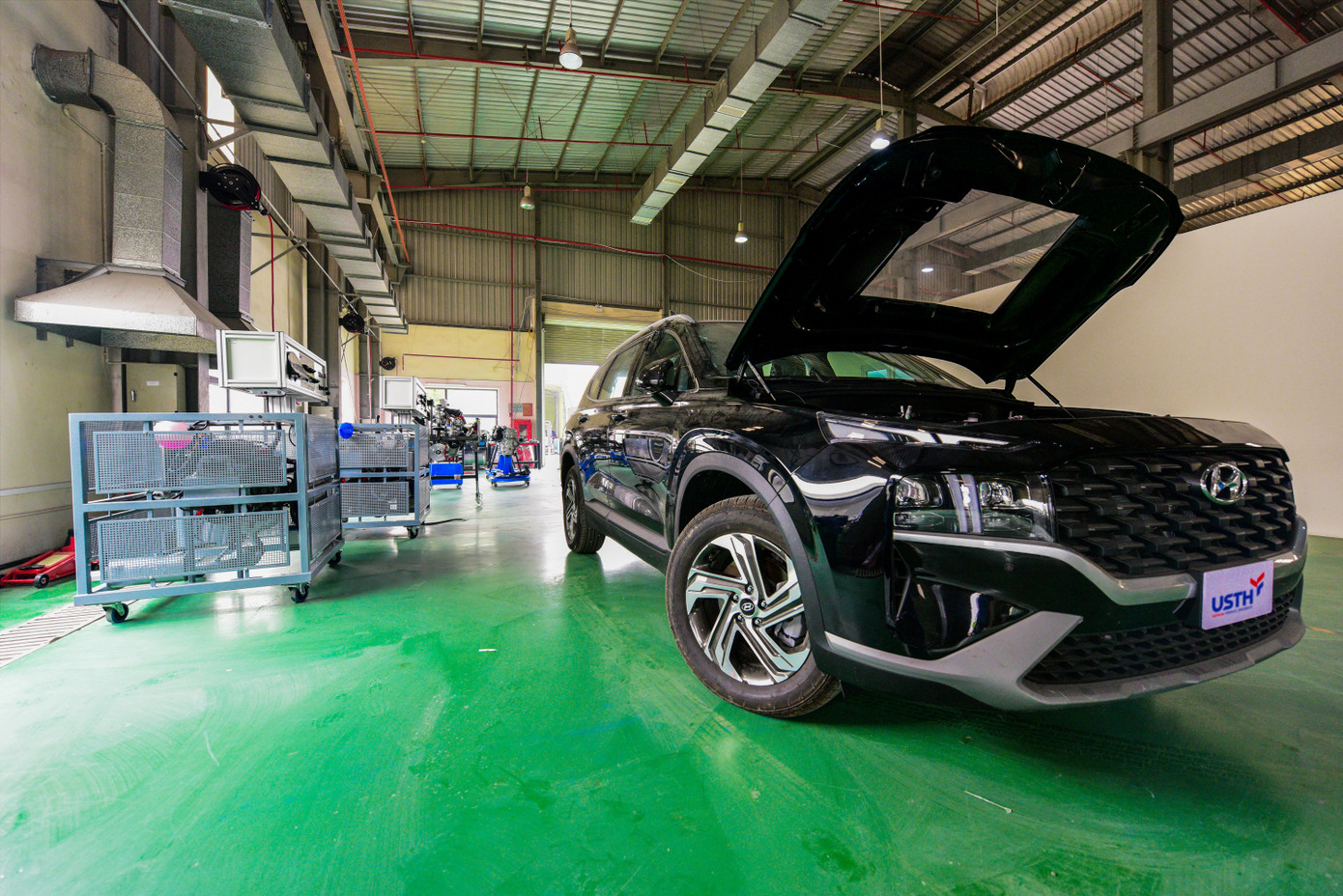 Xưởng thực hành dành cho sinh viên ngành Kỹ thuật Ô tô. Xưởng thực hành dành cho sinh viên ngành Kỹ thuật Ô tô.