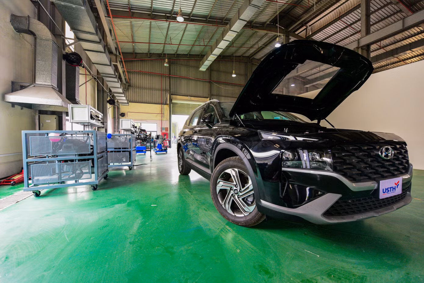 Xưởng thực hành dành cho sinh viên ngành Kỹ thuật Ô tô. Xưởng thực hành dành cho sinh viên ngành Kỹ thuật Ô tô.