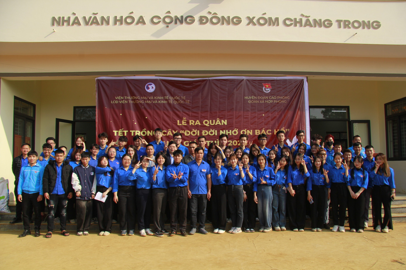 Thu Hà cùng các bạn sinh viên tổ chức chương trình ra quân Tết trồng cây 2024 tại tỉnh Hòa Bình.