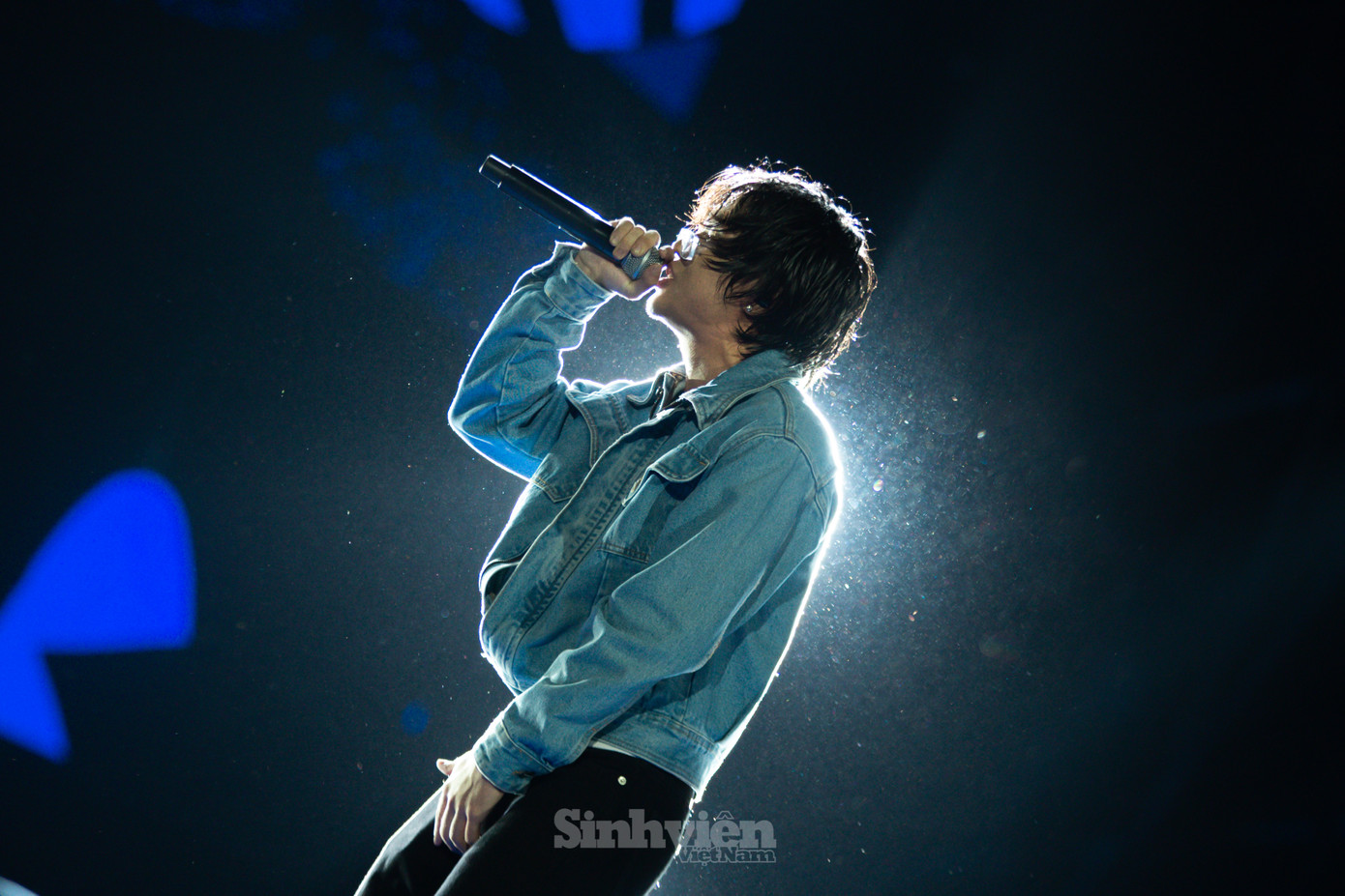 Obito thể hiện đa dạng màu sắc âm nhạc, vừa thể hiện giai điệu ngọt ngào với ca khúc Buồn hay vui. Obito thể hiện đa dạng màu sắc âm nhạc, vừa thể hiện giai điệu ngọt ngào với ca khúc Buồn hay vui.