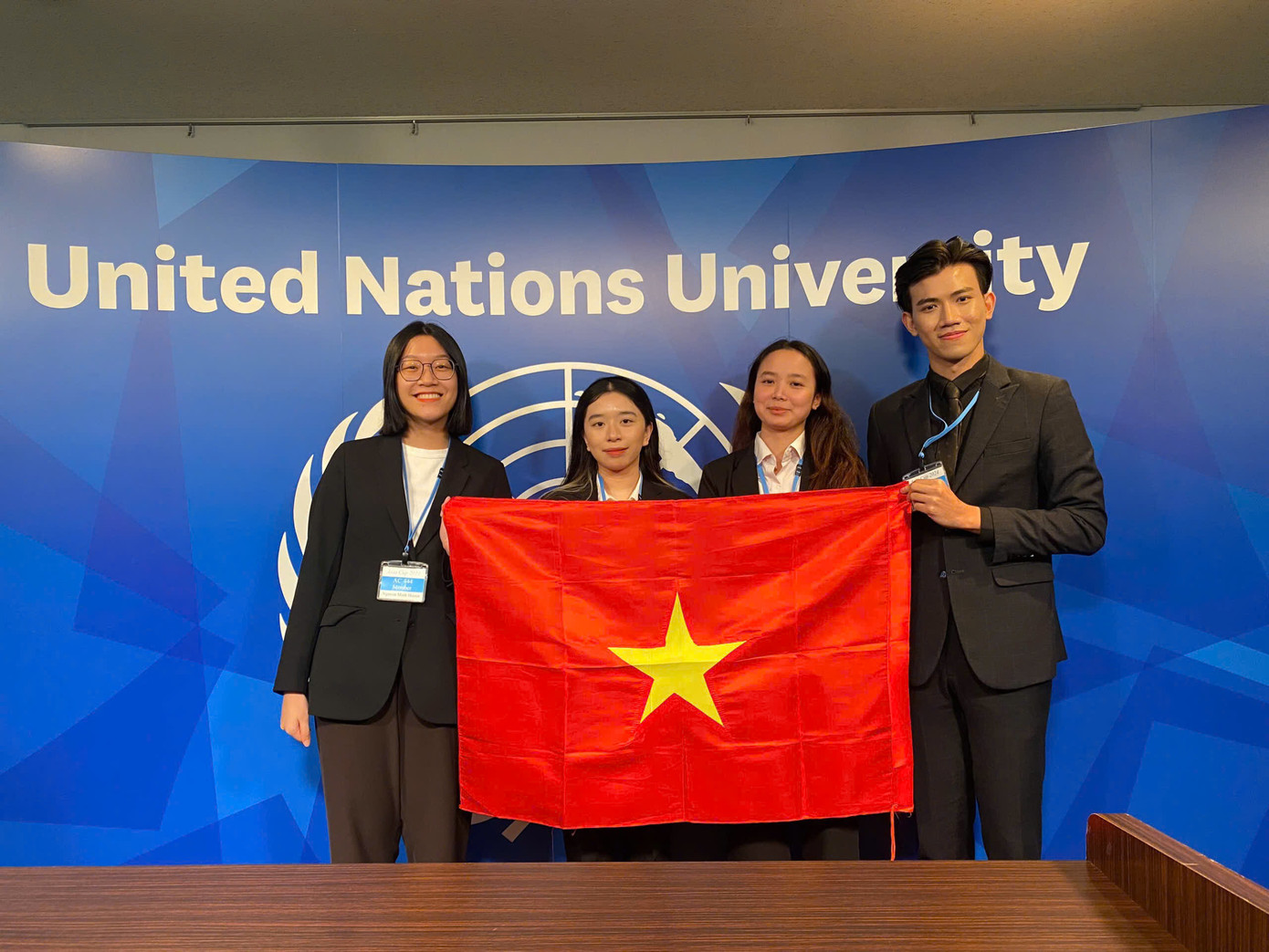 Nguyễn Minh Huyền (ngoài cùng, bên trái) đạt được nhiều thành tích khủng trong các cuộc thi Diễn án Luật.