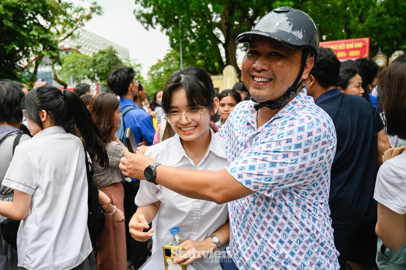 Kết thúc môn thi Ngữ văn, nhiều sĩ tử rạng rỡ bước ra khỏi cổng trường (ghi nhận tại điểm thi Trường THCS Chu Văn An).