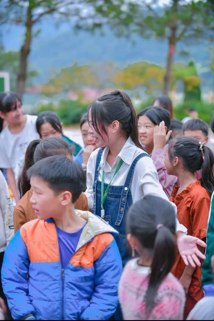 Cô sinh viên trẻ luôn tích cực tham gia các hoạt động thiện nguyện. Cô sinh viên trẻ luôn tích cực tham gia các hoạt động thiện nguyện.