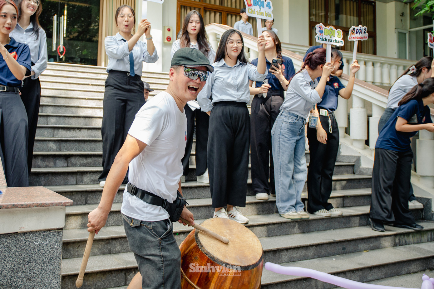 TS. Nguyễn Hùng Sơn - Phó Giám đốc Học viện đánh trống khai hội.