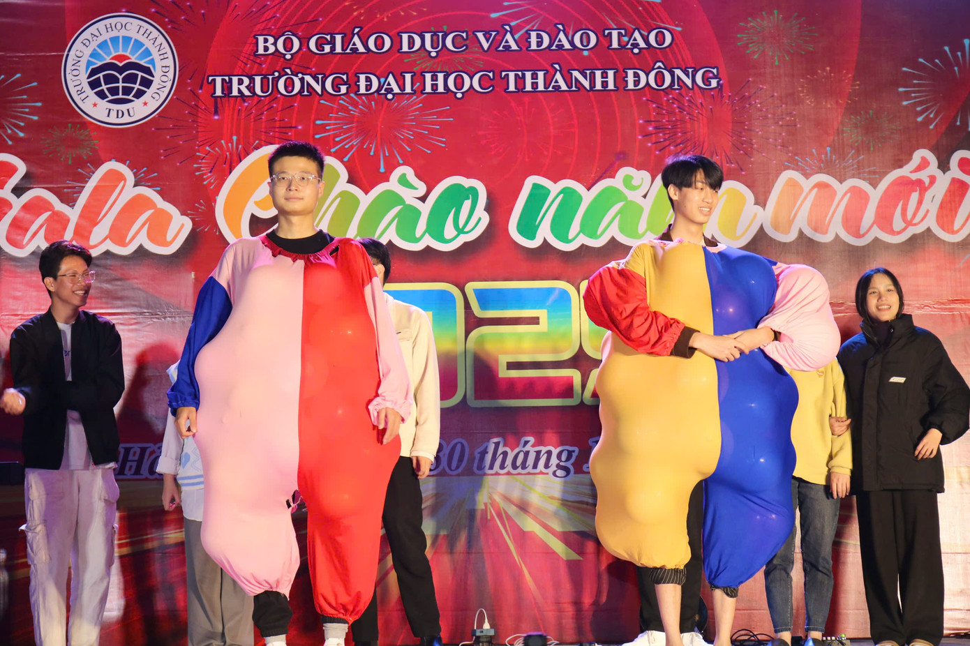 Các bạn sinh viên tham gia trò chơi. Các bạn sinh viên tham gia trò chơi.