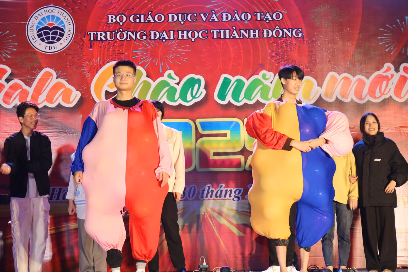 Các bạn sinh viên tham gia trò chơi. Các bạn sinh viên tham gia trò chơi.