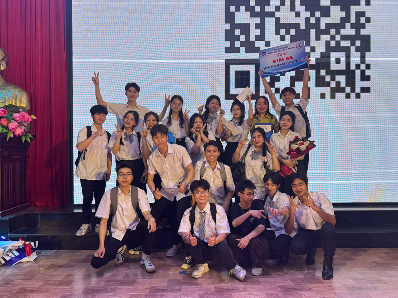 Phương Mai cùng các bạn nhận giải Ba trong “Hội thi kỹ năng nghề nghiệp sinh viên năm 2024”.