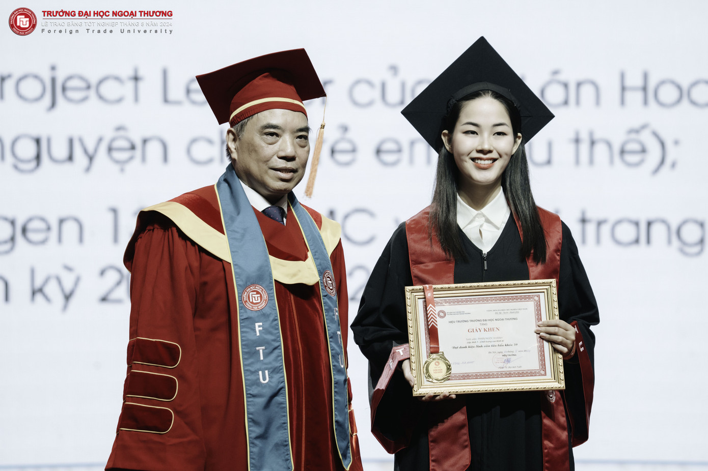 Phan Ngọc Khánh chính thức nhận bằng tốt nghiệp.