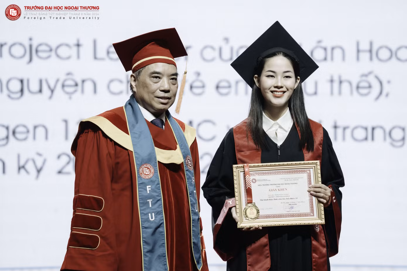 Phan Ngọc Khánh chính thức nhận bằng tốt nghiệp. Phan Ngọc Khánh chính thức nhận bằng tốt nghiệp.