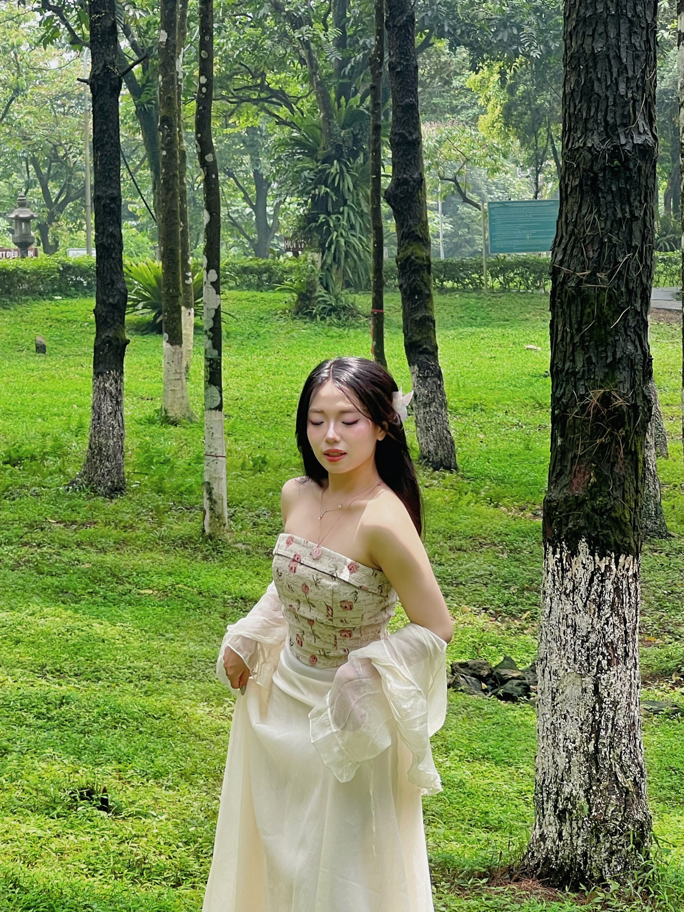 Lê Thị Thùy Trang (sinh năm 2003) là sinh viên ngành Marketing, Trường Đại học Thăng Long. Lê Thị Thùy Trang (sinh năm 2003) là sinh viên ngành Marketing, Trường Đại học Thăng Long.