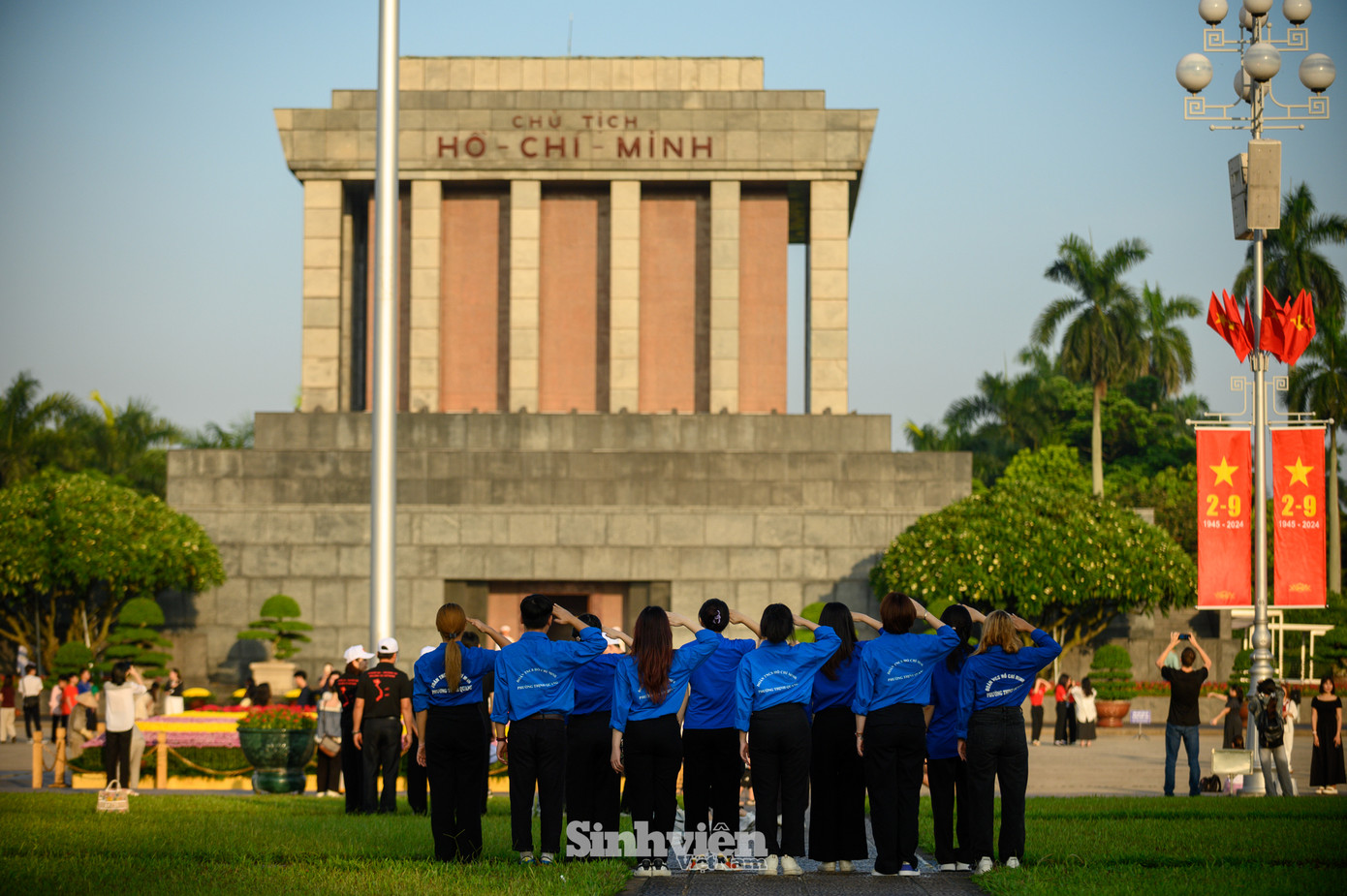 Nhiều đoàn viên các cơ sở nghiêm trang chào cờ trước lăng Bác.