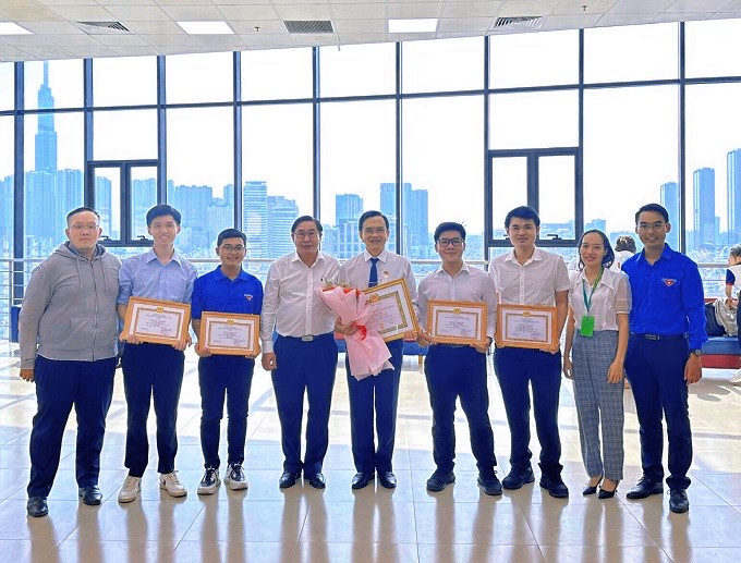 Đạt nhiều thành tích cao trong học tập và rèn luyện. Đạt nhiều thành tích cao trong học tập và rèn luyện.