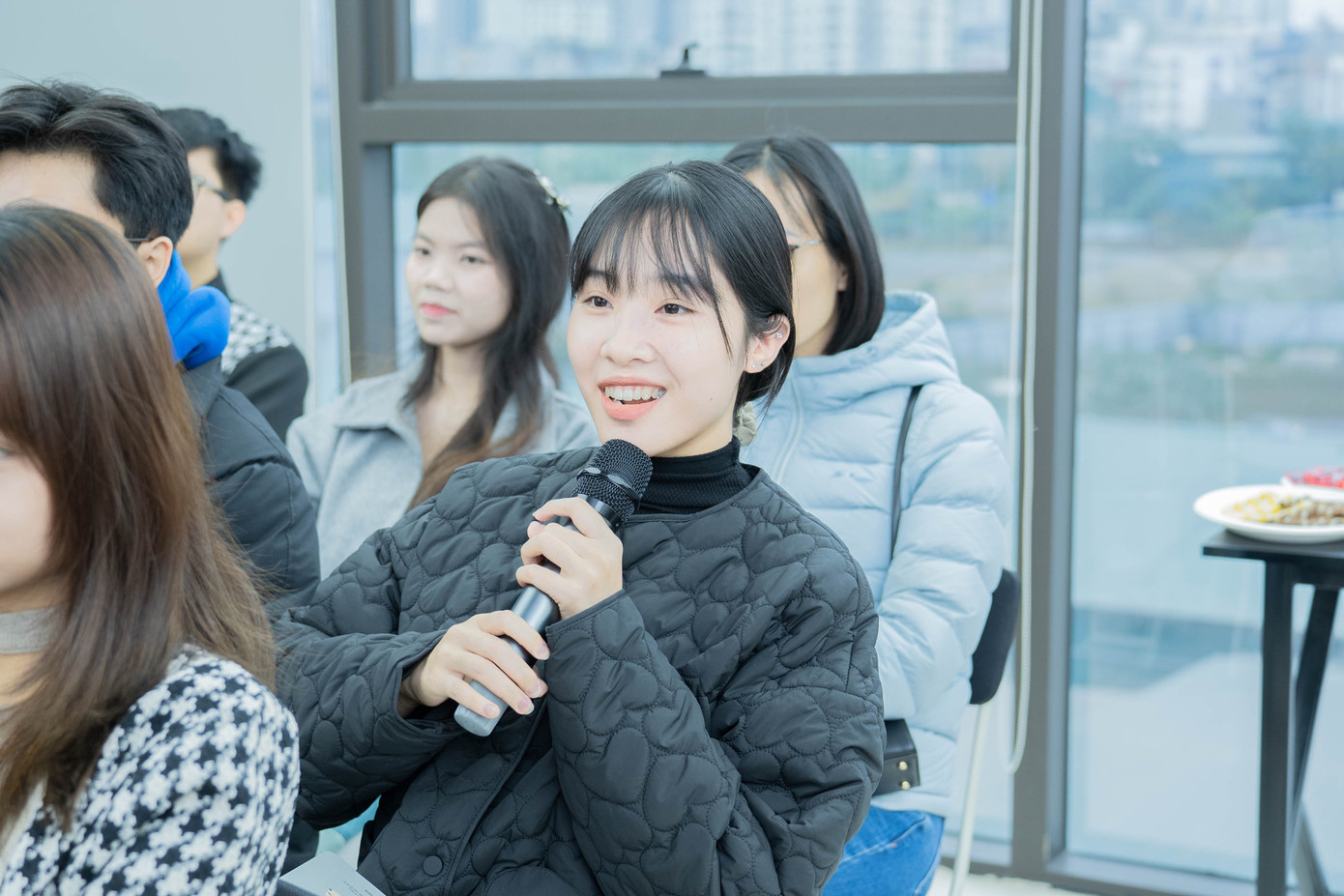 Các bạn sinh viên tích cực đặt câu hỏi cho diễn giả. Các bạn sinh viên tích cực đặt câu hỏi cho diễn giả.