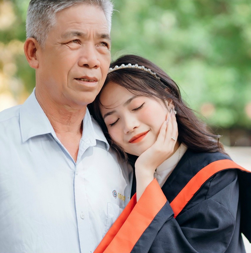 Kiều Anh chụp ảnh cùng ông nội trong buổi tốt nghiệp. Kiều Anh chụp ảnh cùng ông nội trong buổi tốt nghiệp.