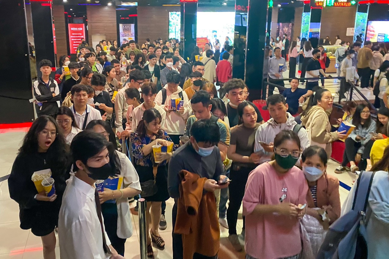 Khán giả xếp hàng dài chờ vào phòng chiếu Đào, phở và piano tại Trung tâm chiếu phim Quốc gia, trưa ngày 22/2.
