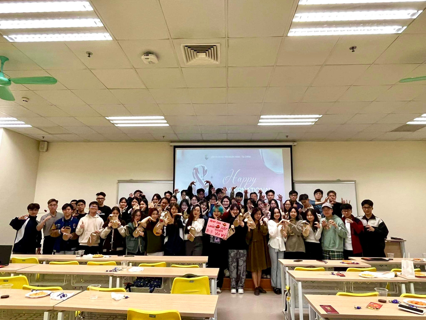 Linh tham gia các hoạt động tại Liên chi đoàn Viện Ngân hàng Tài chính - NEU. Linh tham gia các hoạt động tại Liên chi đoàn Viện Ngân hàng Tài chính - NEU.