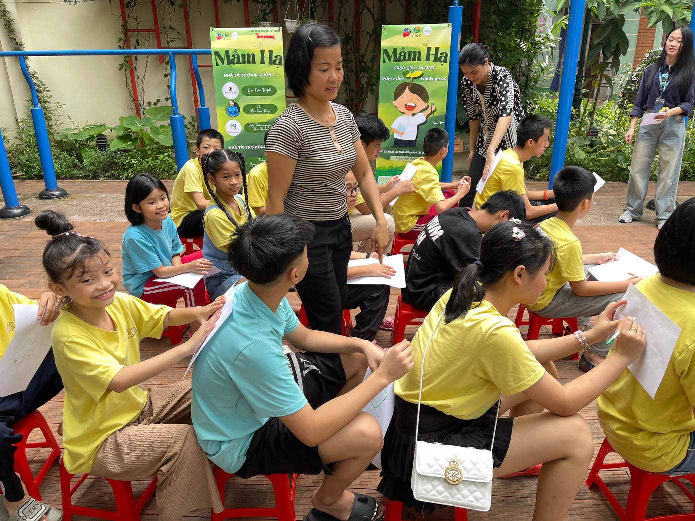 Hoạt động trò chơi “Tam sao thất bản” dưới sự điều phối từ các cô giáo tại Lớp học cho trẻ điếc C5.