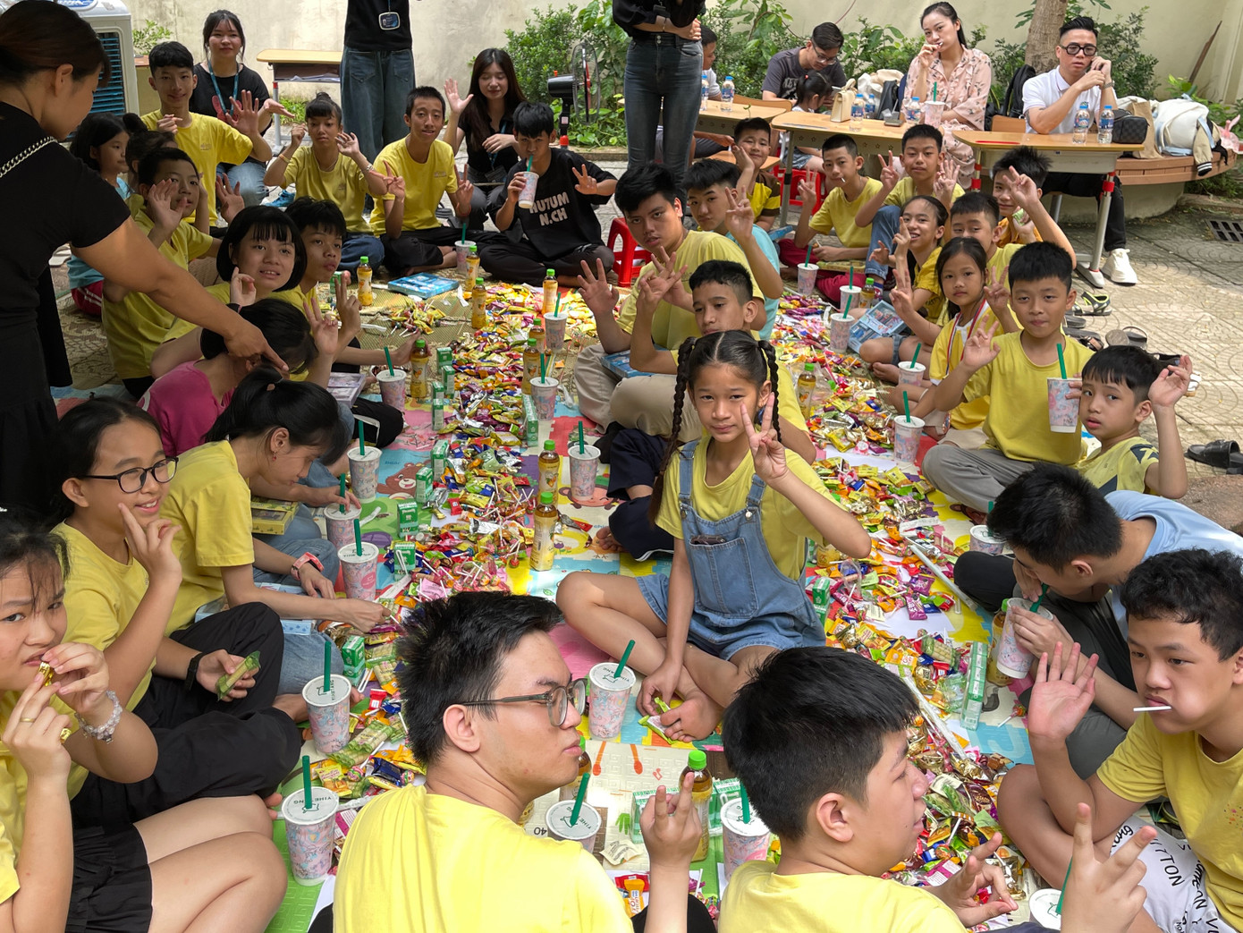 Hoạt động liên hoan Quốc tế thiếu nhi 1/6 với bánh kẹo, nước ngọt và trà sữa.