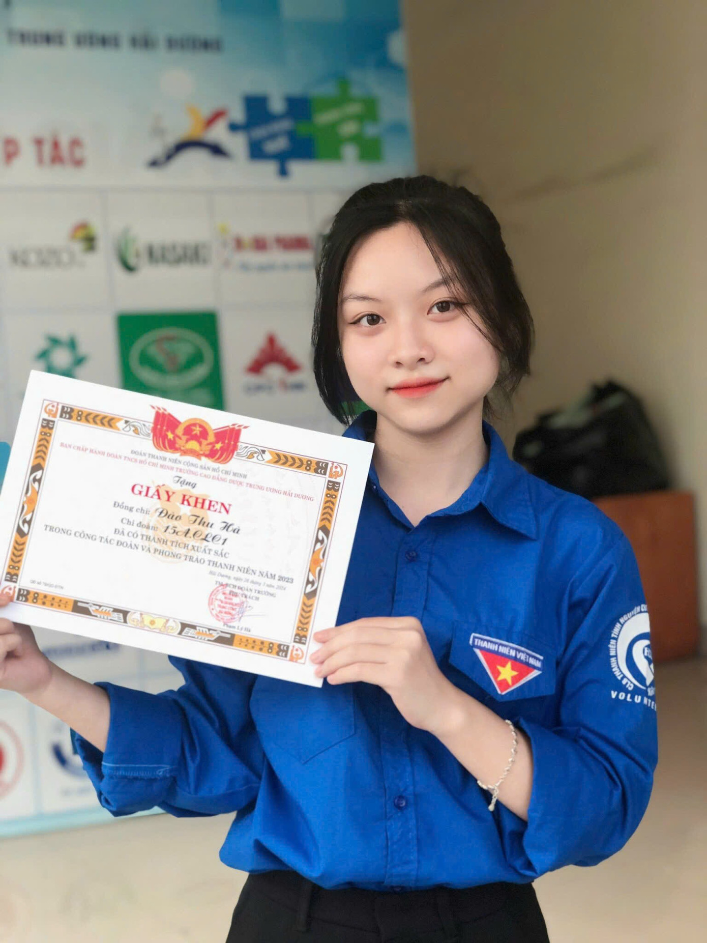 Thu Hà nhận khen thưởng đã có thành tích xuất sắc trong công tác Đoàn và Phong trào thanh niên. Thu Hà nhận khen thưởng đã có thành tích xuất sắc trong công tác Đoàn và Phong trào thanh niên.