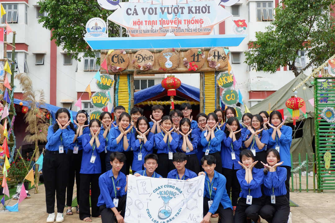 Tập thể lớp 12 chuyên Hóa của Sơn. Tập thể lớp 12 chuyên Hóa của Sơn.