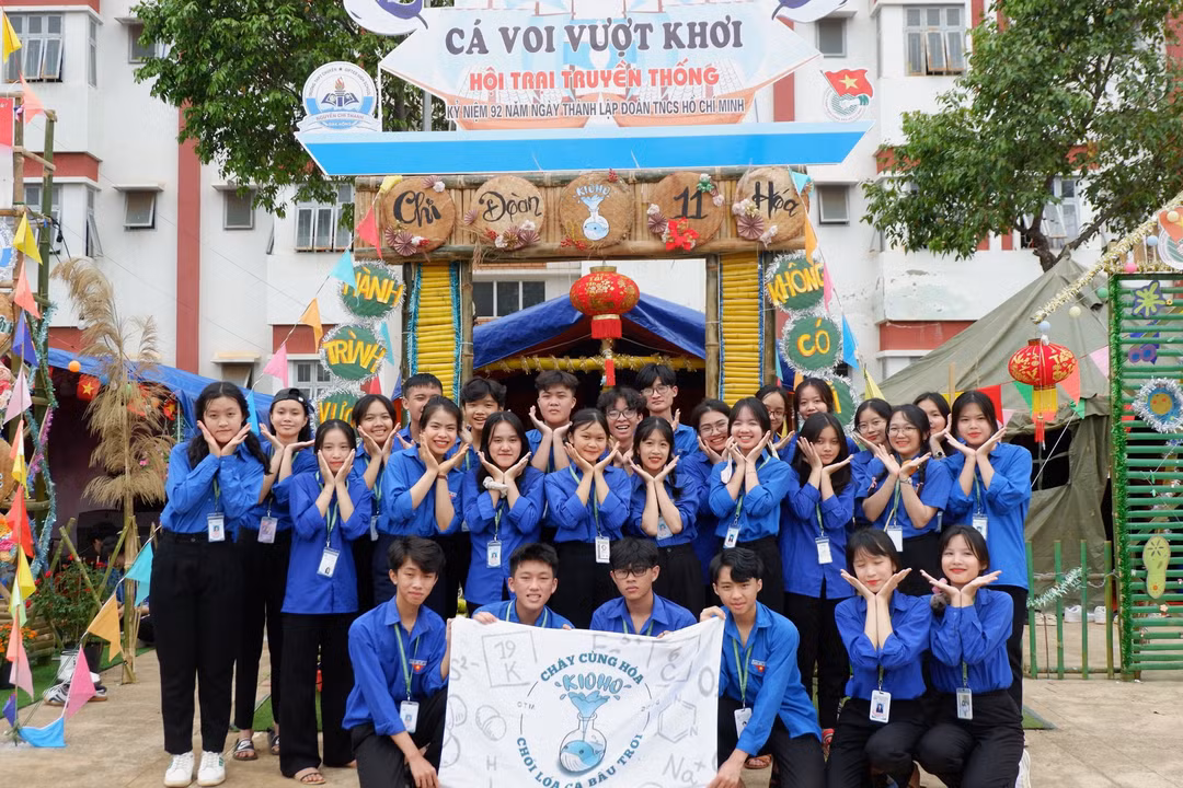Tập thể lớp 12 chuyên Hóa của Sơn.