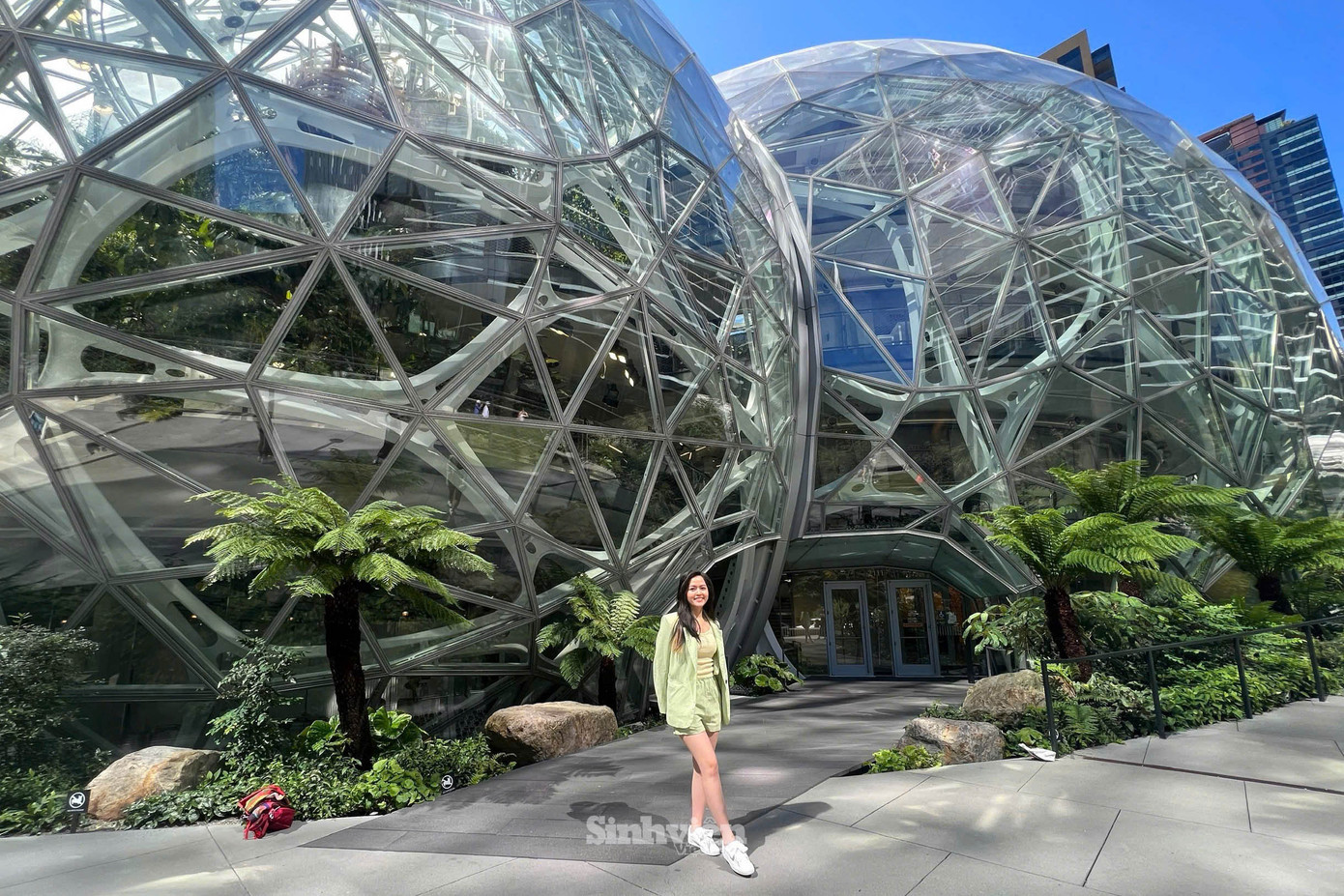 Phương Linh tại trụ sở Amazon (Seattle, Washington).