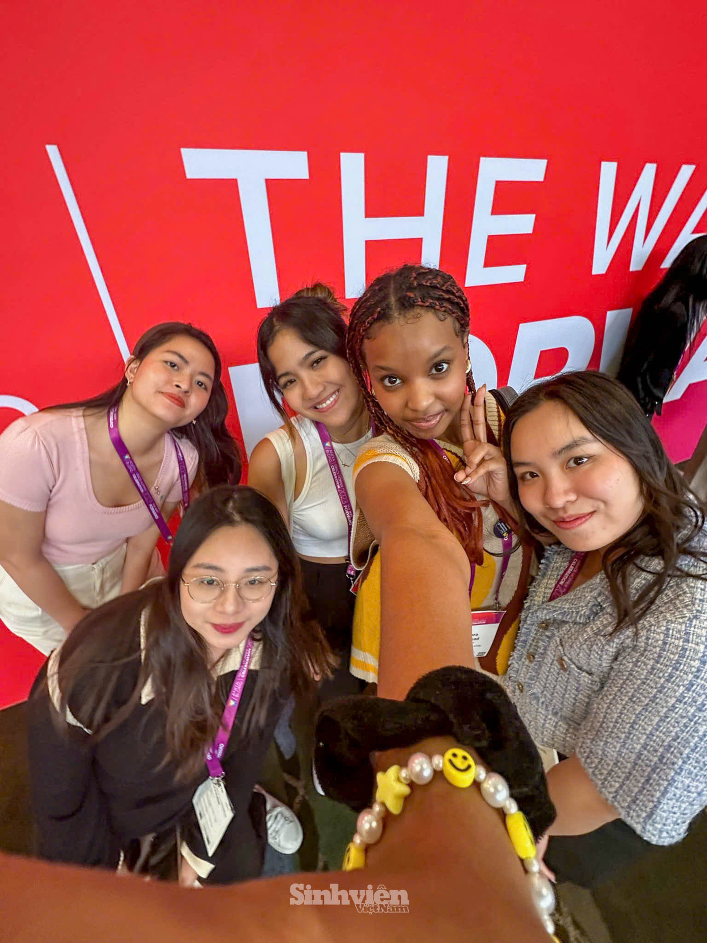 Phương Linh (áo hồng) cùng các bạn tham dự hội thảo.