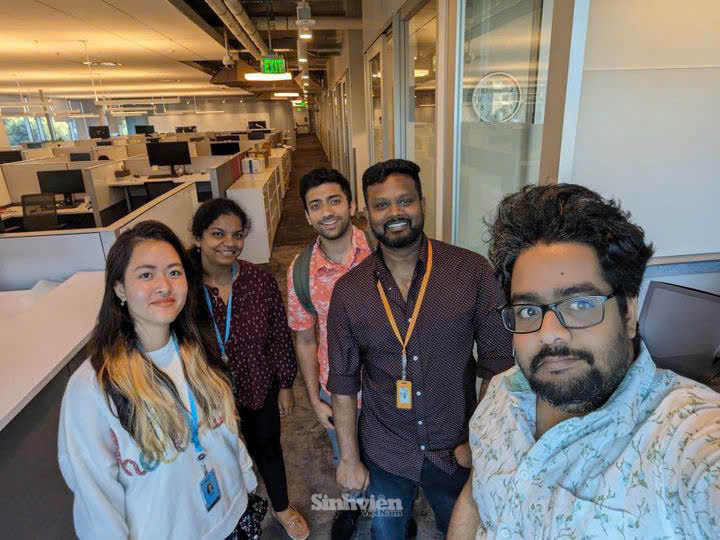 Phương Linh và các đồng nghiệp tại văn phòng Amazon.