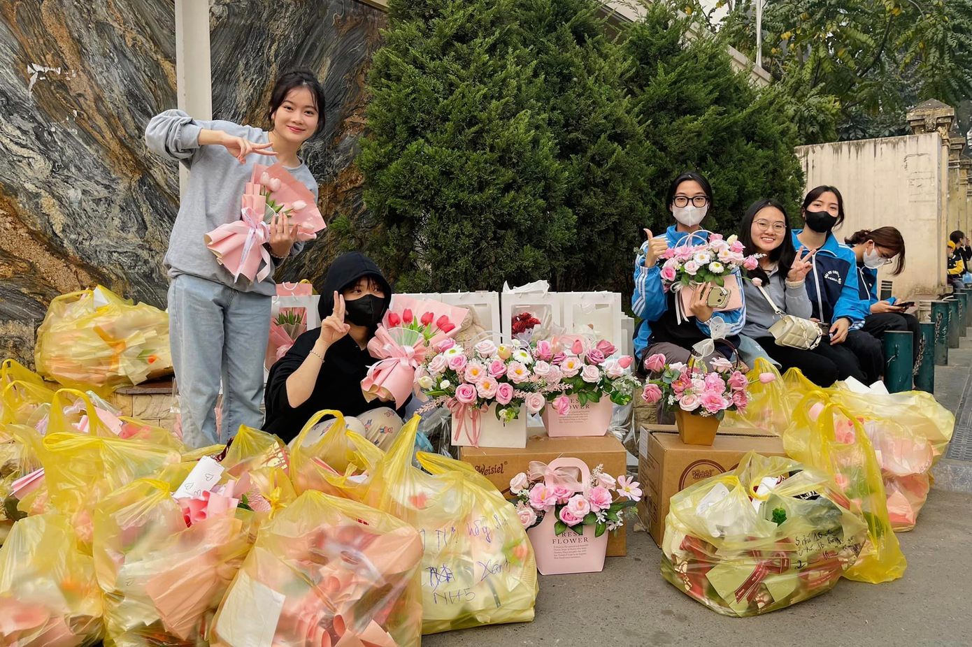 Các thành viên của Đội đang chuẩn bị bày hàng.