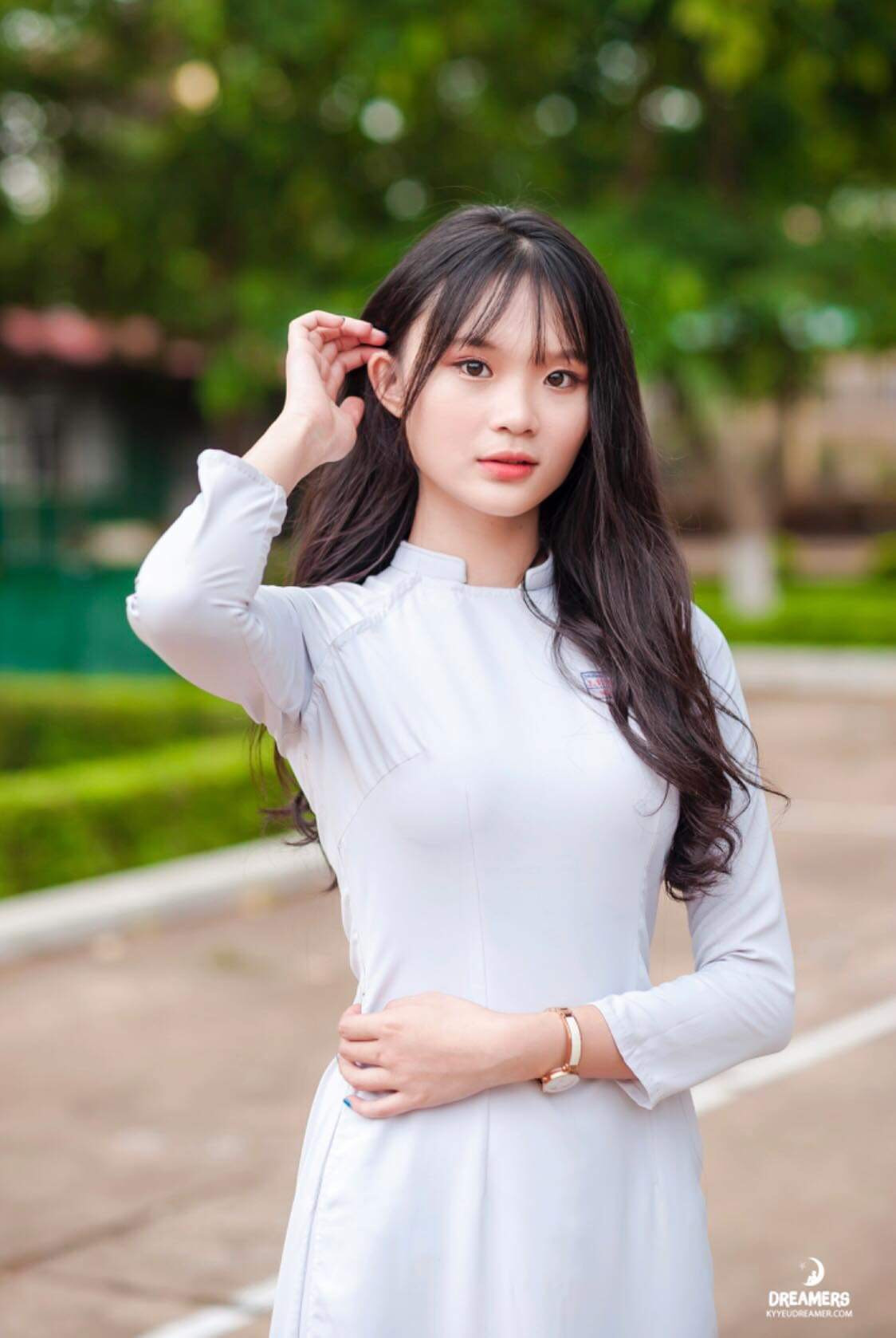 Hồng Vy thường xuyên tăng ca tại cơ quan để giảm bớt chi phí điện nước. Hồng Vy thường xuyên tăng ca tại cơ quan để giảm bớt chi phí điện nước.
