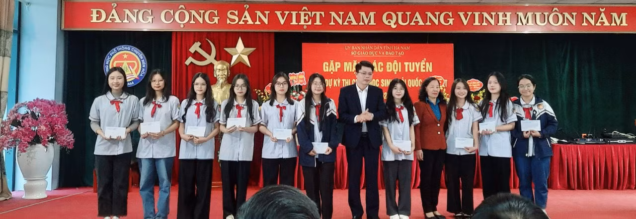 Khánh Giang cùng đội tuyển HSG môn Ngữ văn trong buổi gặp mặt trước thềm kỳ thi chọn học sinh giỏi quốc gia THPT. Khánh Giang cùng đội tuyển HSG môn Ngữ văn trong buổi gặp mặt trước thềm kỳ thi chọn học sinh giỏi quốc gia THPT.