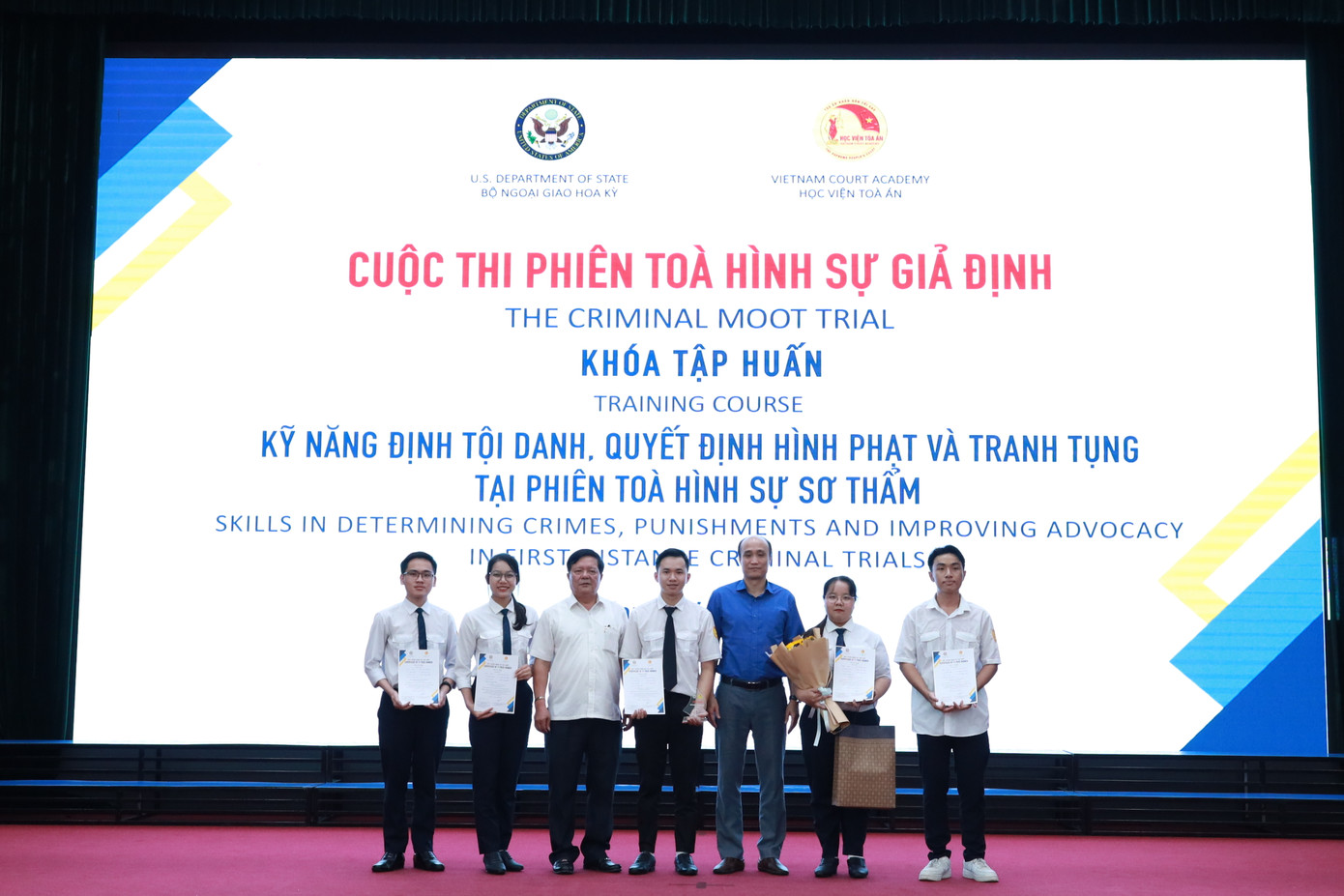 Đạt giải nhất cuộc thi “Phiên tòa hình sự giả định” nằm trong khuôn khổ buổi tập huấn với chủ đề “Kỹ năng định tội danh, quyết định hình phạt và tranh tụng tại phiên tòa hình sự sơ thẩm”. Đạt giải nhất cuộc thi “Phiên tòa hình sự giả định” nằm trong khuôn khổ buổi tập huấn với chủ đề “Kỹ năng định tội danh, quyết định hình phạt và tranh tụng tại phiên tòa hình sự sơ thẩm”.