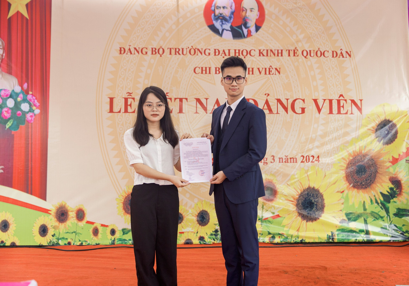 Việt Quang tại Lễ Kết nạp Đảng viên Trường Đại học Kinh tế Quốc dân. Việt Quang tại Lễ Kết nạp Đảng viên Trường Đại học Kinh tế Quốc dân.