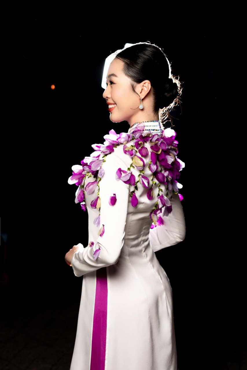 Thiết kế của Quỳnh Giang trong BST "Dáng Hoa".