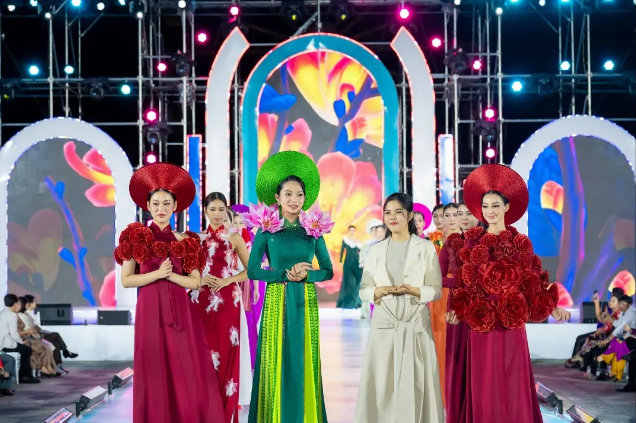 Quỳnh Giang tham gia Đêm hội áo dài Việt Nam 2023 tại Kiên Giang.