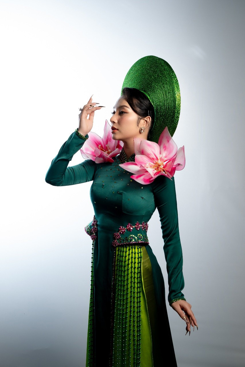 Thiết kế của Quỳnh Giang trong BST "Dáng Hoa".