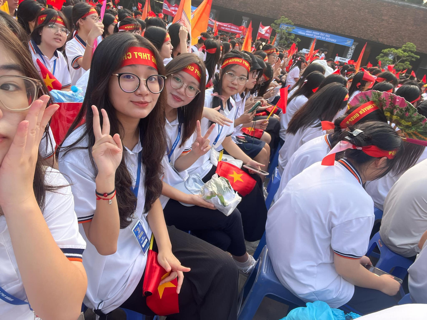 Bạn Minh Hà (lớp 12 Trường THPT Chuyên Sư phạm HN) chia sẻ: "Em cảm thấy rất may mắn và vinh dự khi được trực tiếp tham gia cổ vũ bạn Nguyên Phú tại Văn Miếu Quốc Tử Giám. Sáng nay, tuy trời nắng từ sớm nhưng điều ấy không thể làm giảm sự nhiệt huyết và khí thế của chúng em. Chúng em chúc bạn tự tin, may mắn, thể hiện hết mình để mang về kết quả tốt nhất."