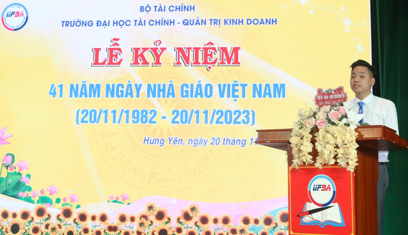Thành Long đại diện sinh viên toàn trường phát biểu tại buổi lễ kỷ niệm Ngày Nhà giáo Việt Nam 20/11. Thành Long đại diện sinh viên toàn trường phát biểu tại buổi lễ kỷ niệm Ngày Nhà giáo Việt Nam 20/11.