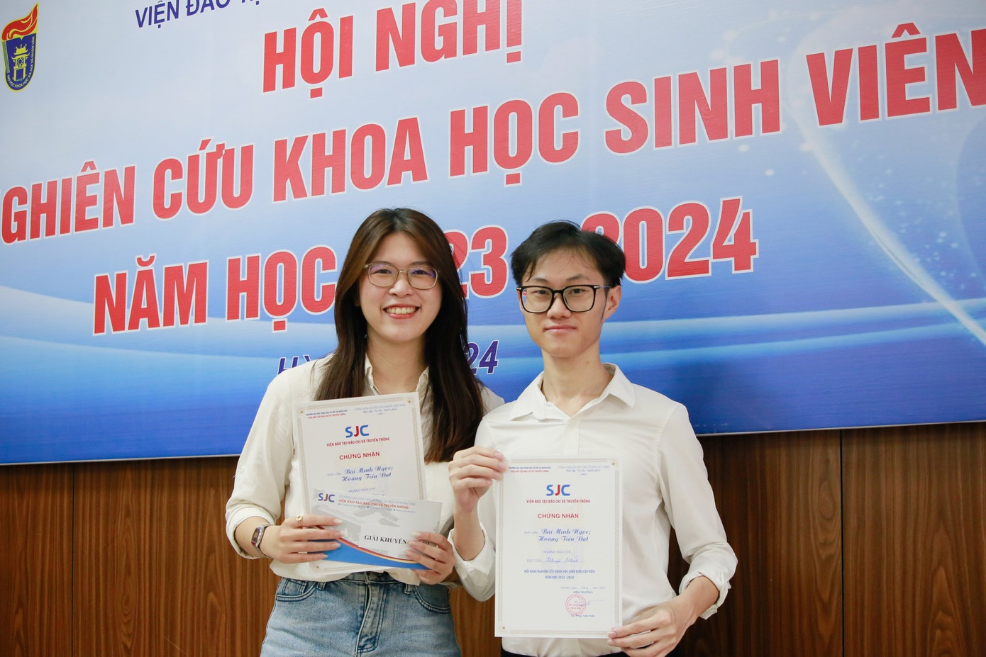 Tiến Đạt nhận giải nghiên cứu khoa học. Tiến Đạt nhận giải nghiên cứu khoa học.