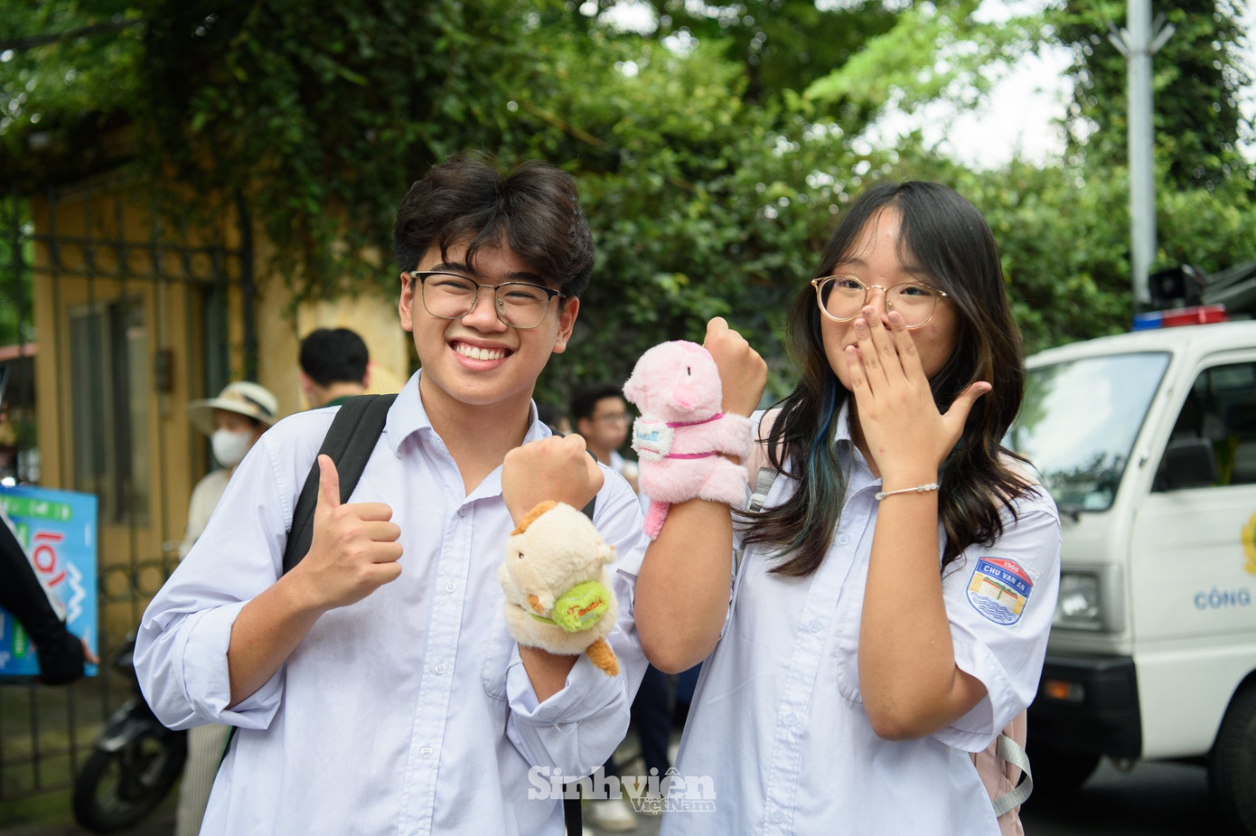 Niềm vui của các sĩ tử sau môn Tiếng Anh.