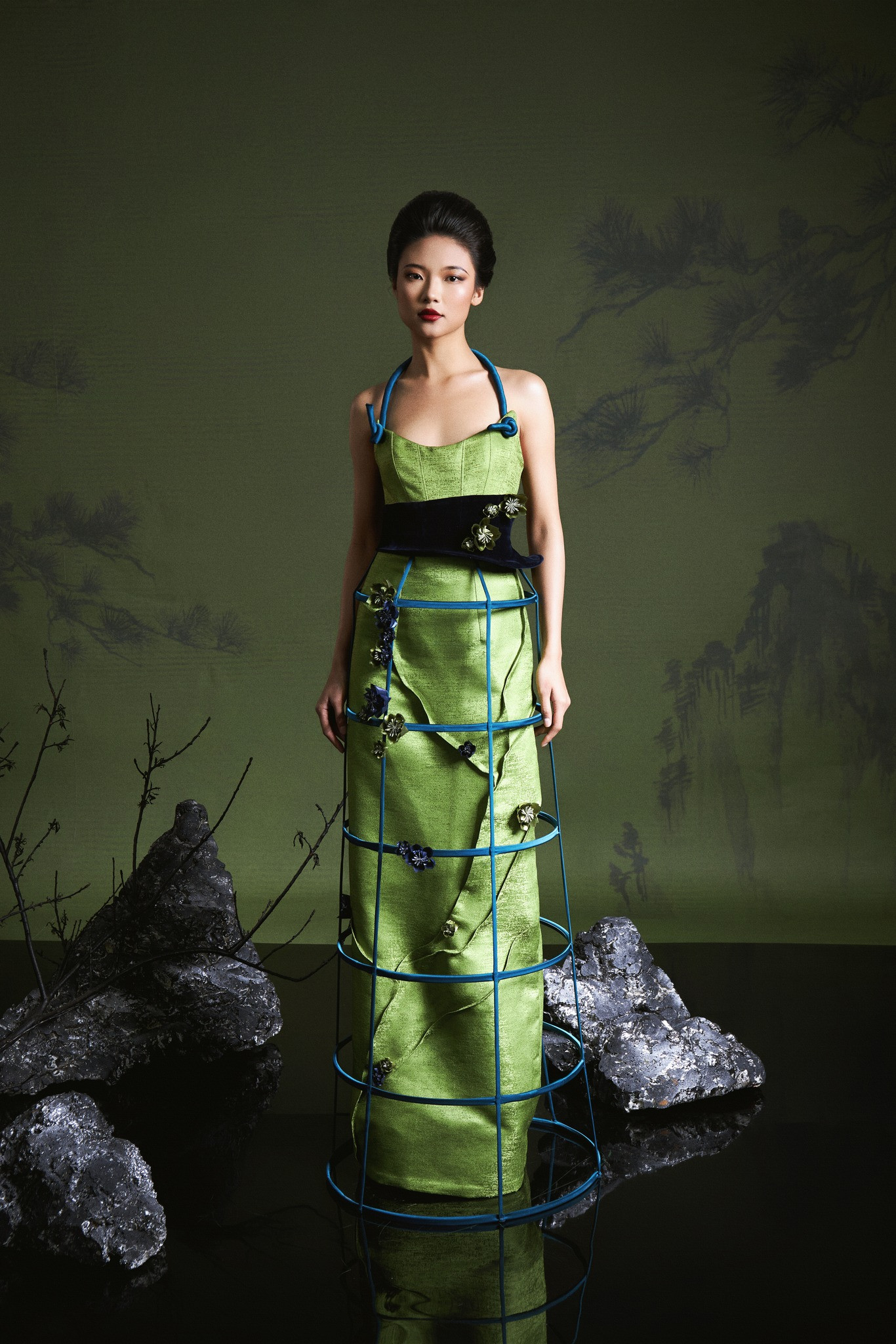 Bộ trang phục thứ tư mô phỏng hình ảnh dụng cụ pha trà qua phần corset. Bộ trang phục thứ tư mô phỏng hình ảnh dụng cụ pha trà qua phần corset.