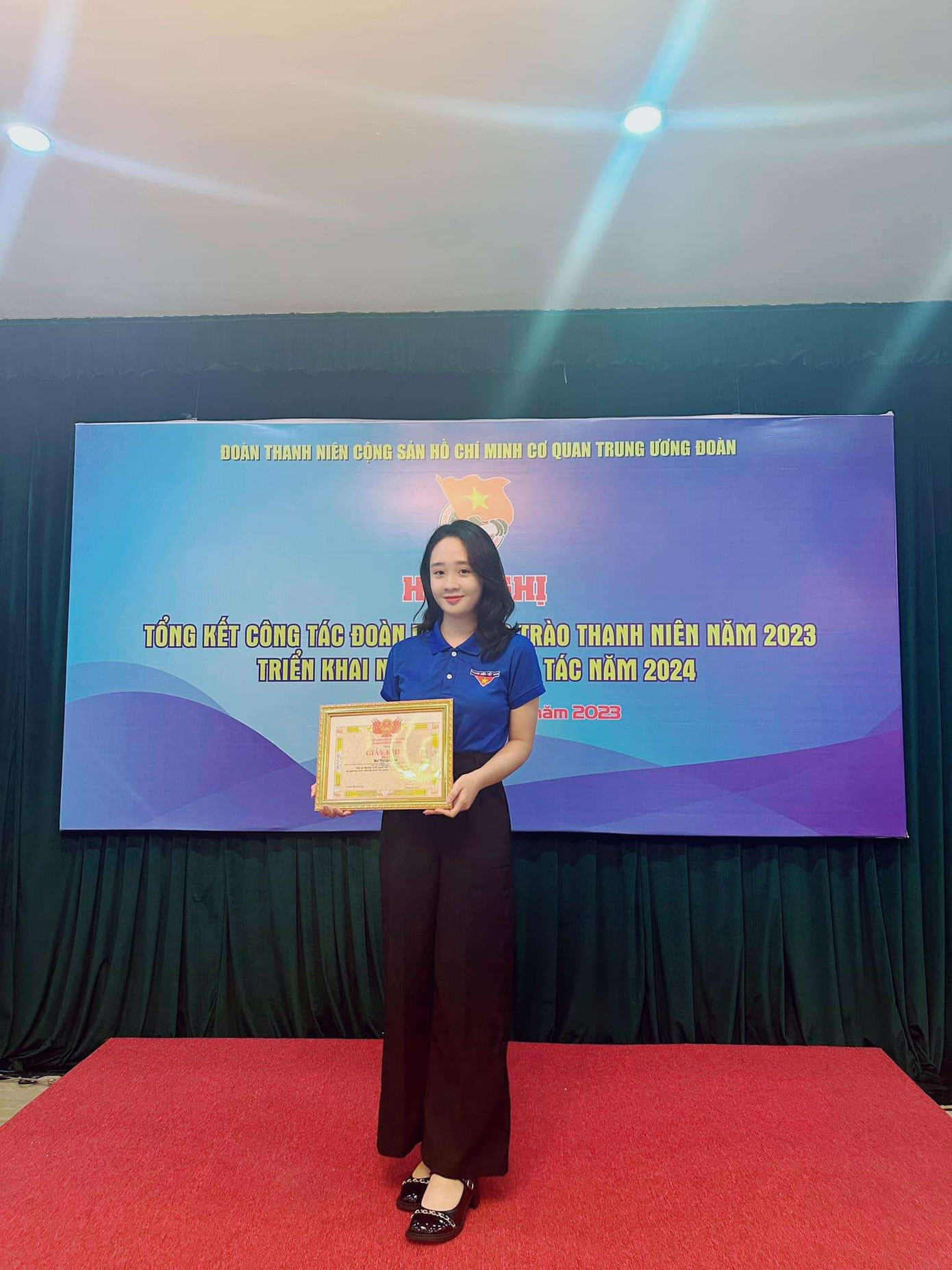 Lâm Anh được Đoàn khối Cơ quan TW Đoàn trao tặng giấy khen vì đã có những thành tích xuất sắc trong công tác Đoàn và phong trào Thanh niên. Lâm Anh được Đoàn khối Cơ quan TW Đoàn trao tặng giấy khen vì đã có những thành tích xuất sắc trong công tác Đoàn và phong trào Thanh niên.