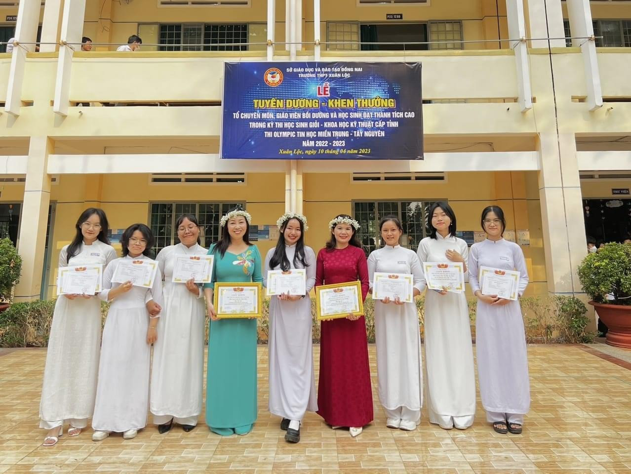 Anh Thư không quên gửi lời cảm ơn tới những người đã sát cánh bên mình. Anh Thư không quên gửi lời cảm ơn tới những người đã sát cánh bên mình.