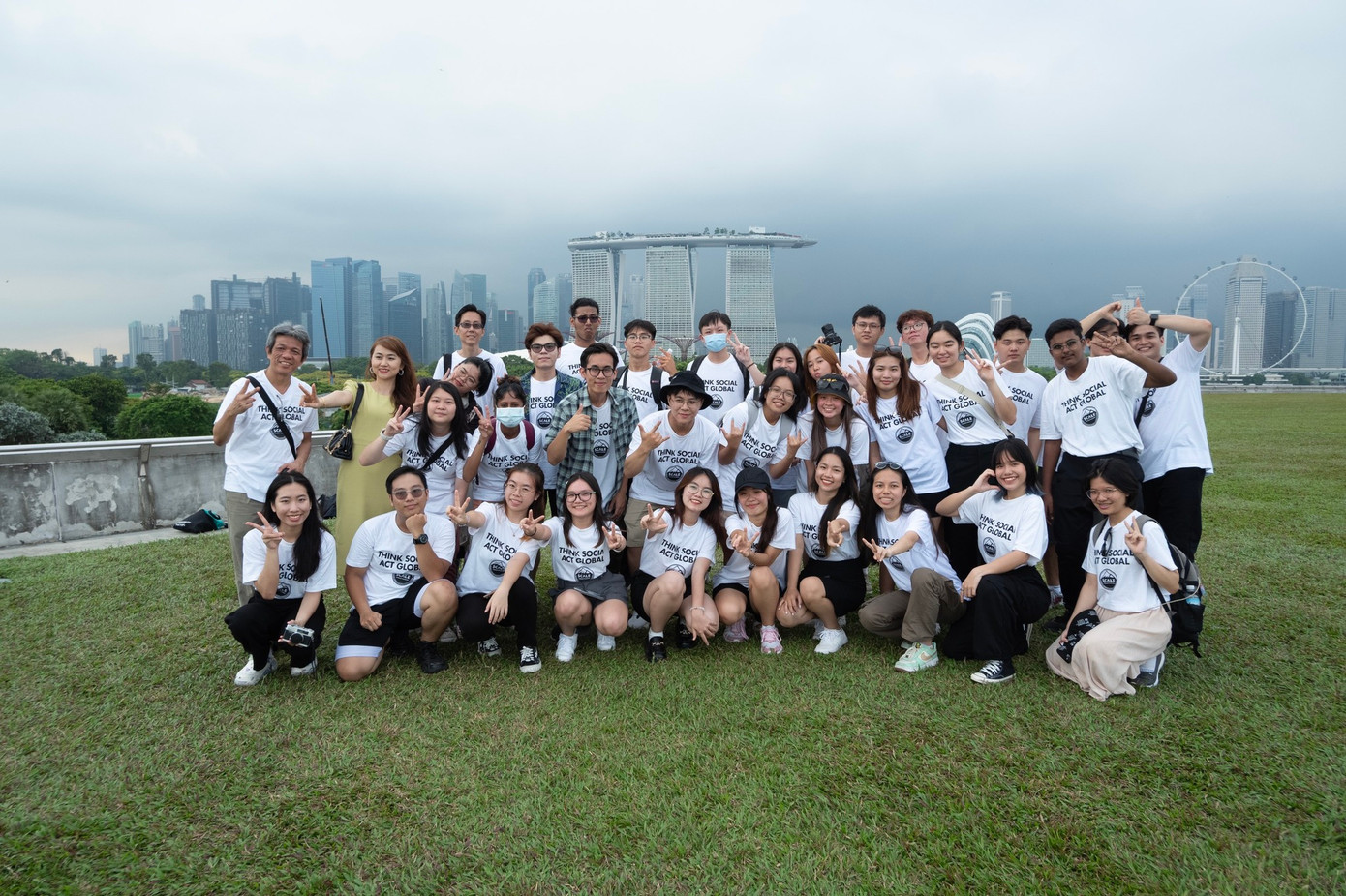 Thành Thơ cùng đoàn đại biểu gồm 15 sinh viên Bách khoa nhận được học bổng chương trình trao đổi sinh viên tại Singapore. Thành Thơ cùng đoàn đại biểu gồm 15 sinh viên Bách khoa nhận được học bổng chương trình trao đổi sinh viên tại Singapore.