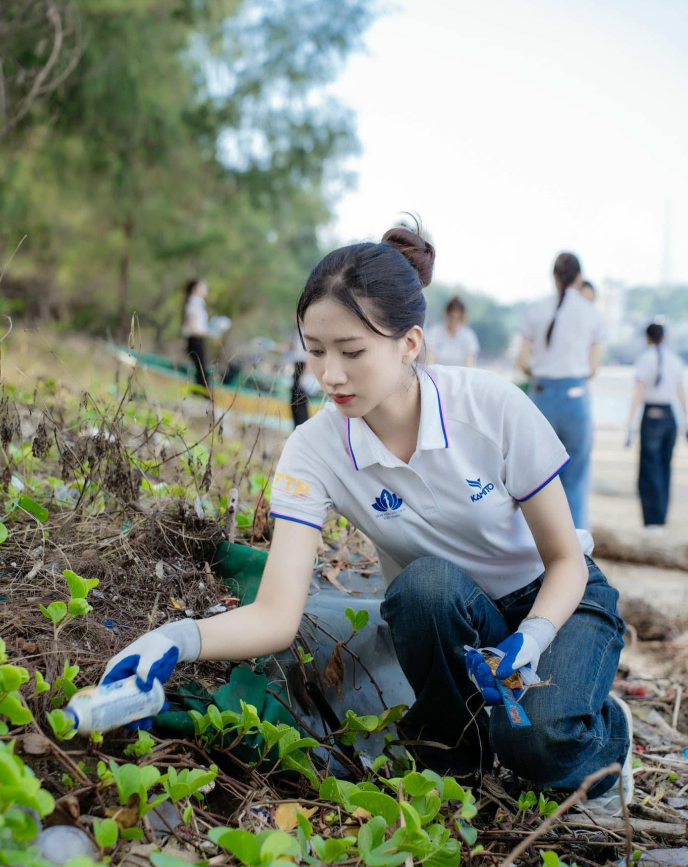 Sau đêm chung kết Hoa hậu Du lịch Việt Nam 2024, Ánh Tuyết cùng BTC và các thí sinh đã ghé thăm Huyện Cô Tô, tỉnh Quảng Ninh, tìm hiểu về địa phương và tham gia dọn vệ sinh, góp phần bảo vệ môi trường biển xanh sạch đẹp.
