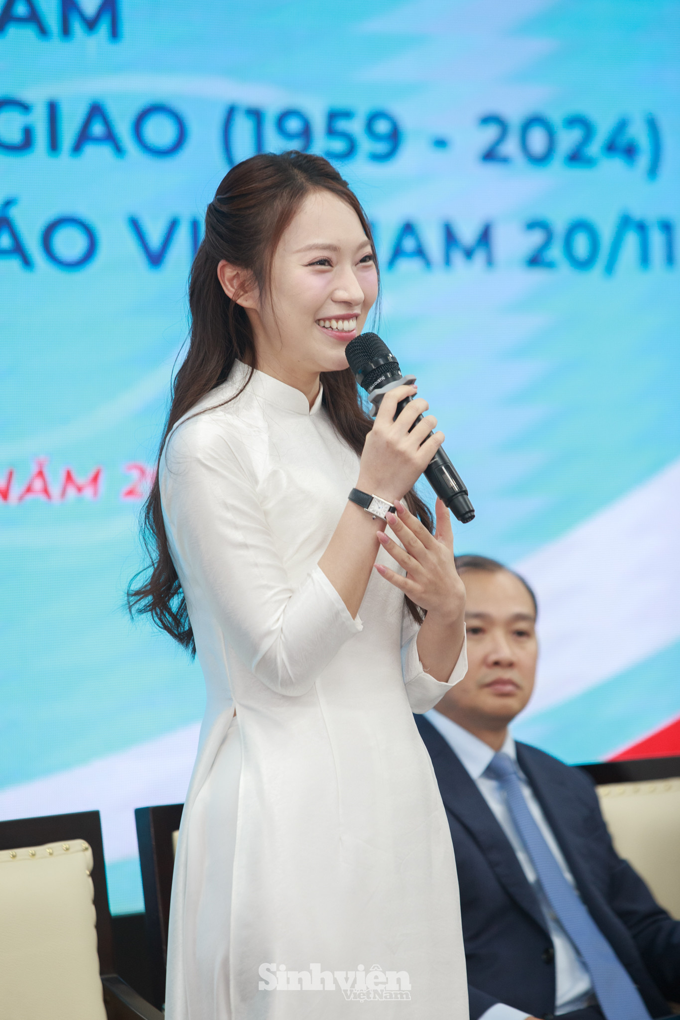 Những cựu sinh viên xuất sắc của Học viện Ngoại giao chia sẻ tại Chương trình Kỷ niệm 65 năm thành lập Học viện Ngoại giao.